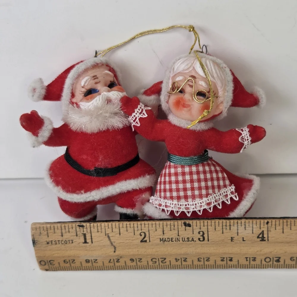Vintage‎ Flocked Santa And Mrs Claus Dancing Ornaments Checkered Apron Glasses